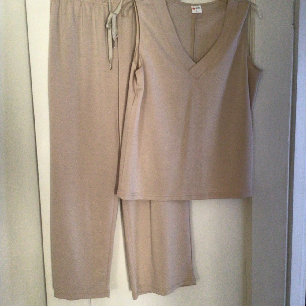 Elegant Cream Sleeveless Lounge Set - Picture 3 of 3